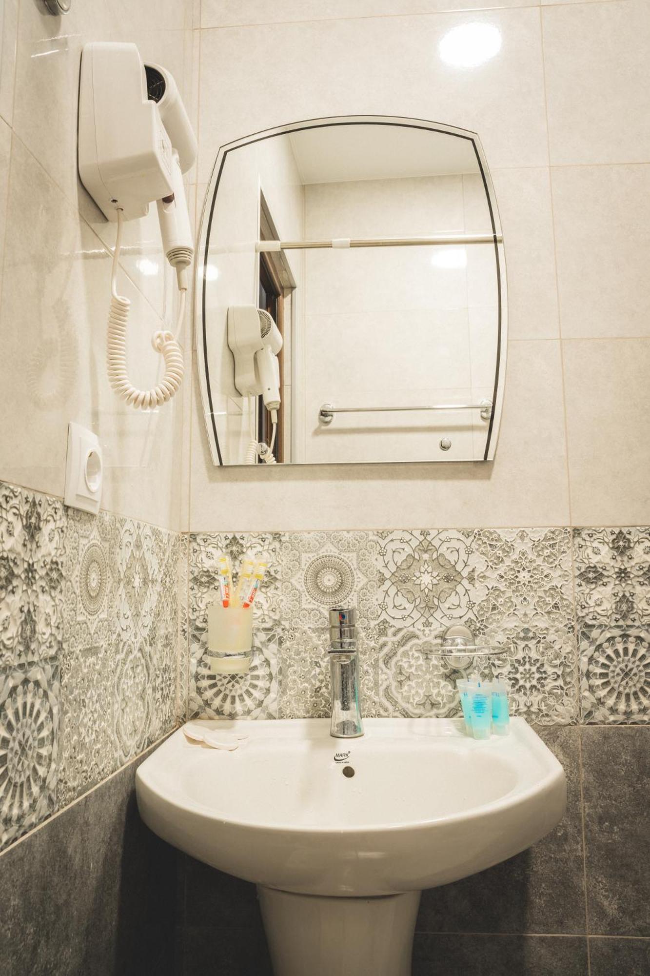 Hh Hotel Тбилиси Екстериор снимка